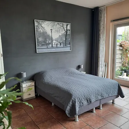 クアレンタ スタジオ アパート *