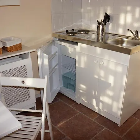 クアレンタ スタジオ アパート