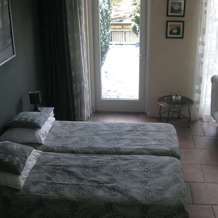 クアレンタ スタジオ アパート